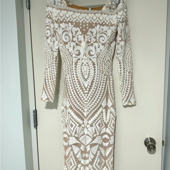 Elegant Dress - Picture 1 of 4